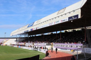 Yaprak döker bir yanımız. Bir yanımız Uras Ege…