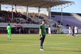 Yaprak döker bir yanımız. Bir yanımız Uras Ege…