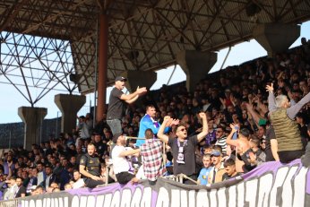 Yaprak döker bir yanımız. Bir yanımız Uras Ege…