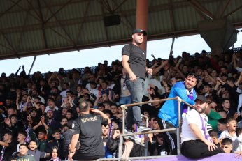 Yaprak döker bir yanımız. Bir yanımız Uras Ege…