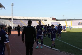 Yaprak döker bir yanımız. Bir yanımız Uras Ege…