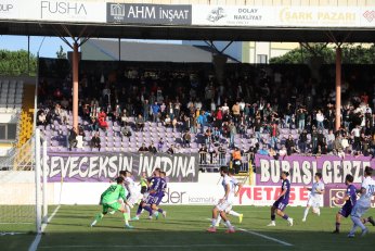 Yaprak döker bir yanımız. Bir yanımız Uras Ege…