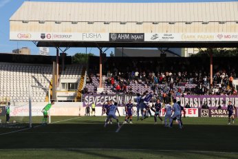 Yaprak döker bir yanımız. Bir yanımız Uras Ege…