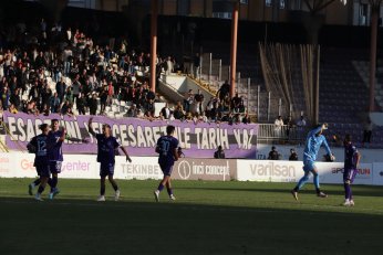 Yaprak döker bir yanımız. Bir yanımız Uras Ege…