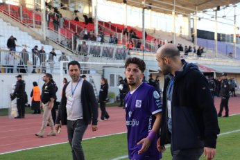 Yaprak döker bir yanımız. Bir yanımız Uras Ege…