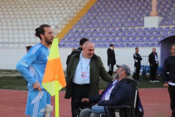 Yaprak döker bir yanımız. Bir yanımız Uras Ege…