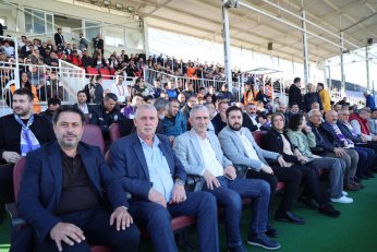 Yaprak döker bir yanımız. Bir yanımız Uras Ege…