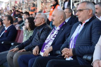 Yaprak döker bir yanımız. Bir yanımız Uras Ege…