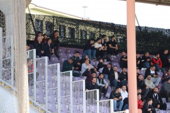 Yaprak döker bir yanımız. Bir yanımız Uras Ege…