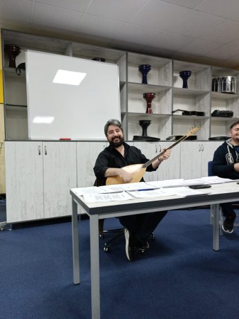 Pandemide sallandı, yıkılmadı: Türkü, yeniden… 