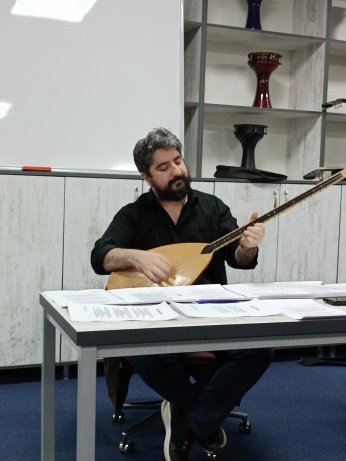 Pandemide sallandı, yıkılmadı: Türkü, yeniden… 