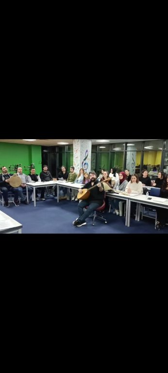 Pandemide sallandı, yıkılmadı: Türkü, yeniden… 