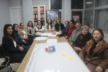 Kadın adaydan ötürü kadınlar çok hevesli