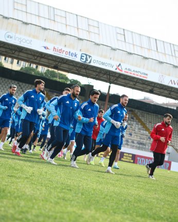 Tarihi maçta dostluk şimdiden galip