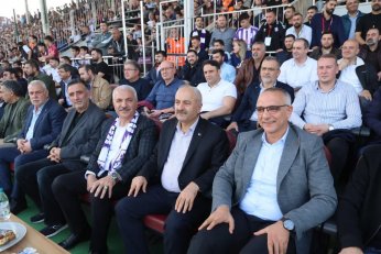 Tarihi zafer. İmza: MuZAfFER BİLazer