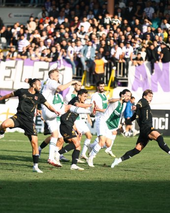 Tarihi zafer. İmza: MuZAfFER BİLazer