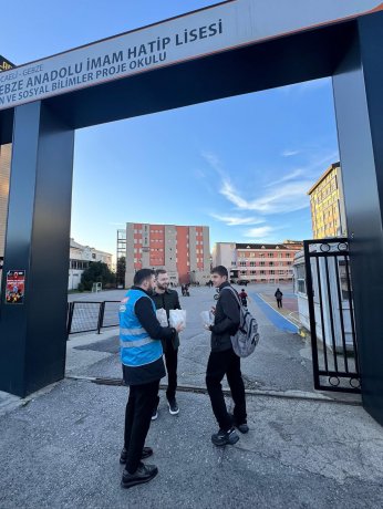 AKP’nin okul önü gıda dağıtımına tepki