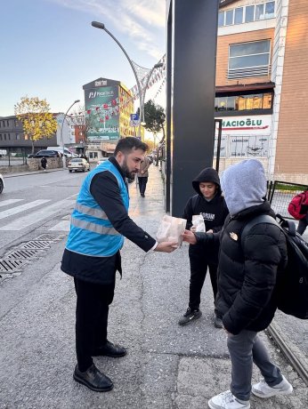 AKP’nin okul önü gıda dağıtımına tepki