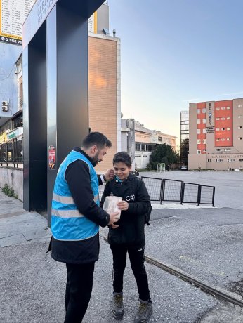 AKP’nin okul önü gıda dağıtımına tepki