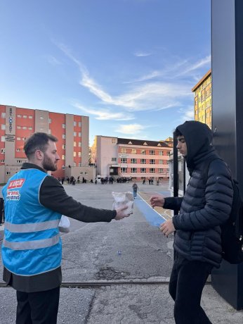 AKP’nin okul önü gıda dağıtımına tepki