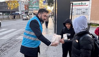 AKP’nin okul önü gıda dağıtımına tepki