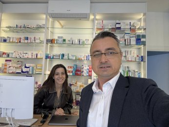 Doktorsuz mahallede ilk eczaneyi açtı 