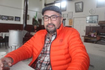 Doktorsuz mahallede ilk eczaneyi açtı 