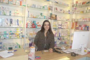 Doktorsuz mahallede ilk eczaneyi açtı 