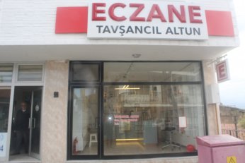 Doktorsuz mahallede ilk eczaneyi açtı 