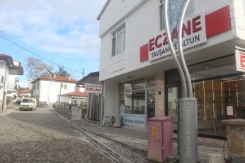 Doktorsuz mahallede ilk eczaneyi açtı 