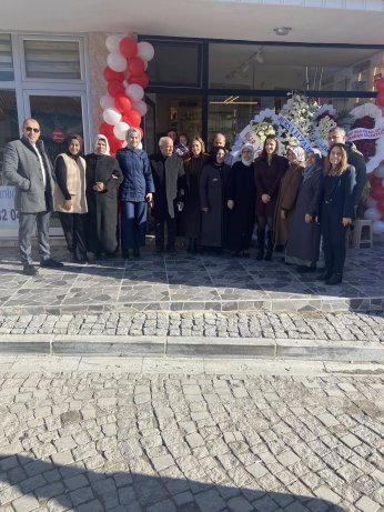 Tavşancıl’ın ilki Altun Eczanesi’nde kurdele kesildi