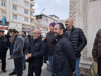 Bayrağa saldırıyı kınıyoruz.  Hissettiğinizi hissediyoruz 