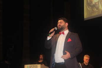 Senede bir gündü. O da önceki gündü 