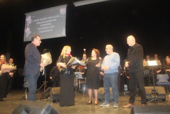 Senede bir gündü. O da önceki gündü 