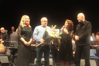 Senede bir gündü. O da önceki gündü 