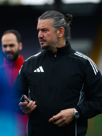 Anne bak kral “tahta yürüyor”