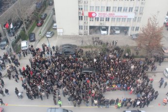 Örtmeyin. Aydınlatın. 