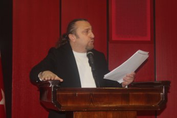 Tesis kuracaktınız. Paletin önüne mi yattık 