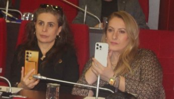 Tesis kuracaktınız. Paletin önüne mi yattık 