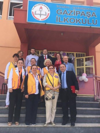 Eşini bir kütüphane  iki kitaplıkta yaşatacak