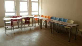 Eşini bir kütüphane  iki kitaplıkta yaşatacak