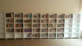 Eşini bir kütüphane  iki kitaplıkta yaşatacak