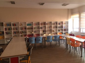 Eşini bir kütüphane  iki kitaplıkta yaşatacak