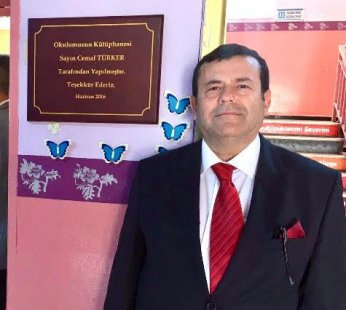 Eşini bir kütüphane  iki kitaplıkta yaşatacak