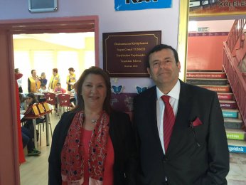 Eşini bir kütüphane  iki kitaplıkta yaşatacak