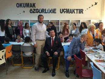 Eşini bir kütüphane  iki kitaplıkta yaşatacak