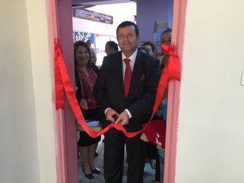 Eşini bir kütüphane  iki kitaplıkta yaşatacak