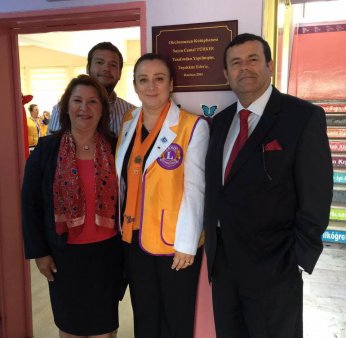 Eşini bir kütüphane  iki kitaplıkta yaşatacak