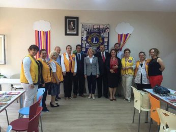 Eşini bir kütüphane  iki kitaplıkta yaşatacak