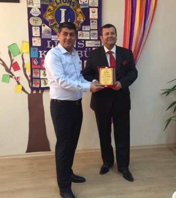 Eşini bir kütüphane  iki kitaplıkta yaşatacak